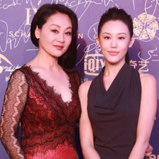 王姬带爱女高晓天亮相红毯 女儿穿高叉裙秀美背