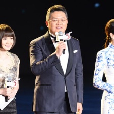 主持人蔣小涵、張斌、栗坤亮相 華服登臺精神煥發(fā)