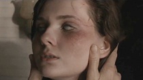 《丧家之女》中文片段 阿比盖尔遭病毒侵袭变脸