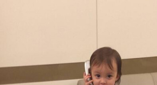黃安曬混血外孫女打電話萌照 穿娃娃衣俏皮可愛