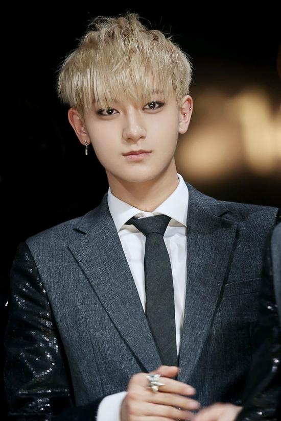 EXO黄子韬首度发声回应解约SM事件:对不起