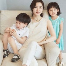 44岁李英爱携龙凤胎拍写真大片 一家美人颜值高
