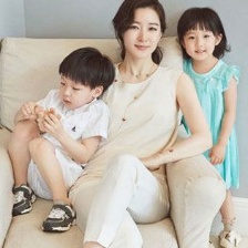 44歲李英愛攜龍鳳胎拍寫真大片 一家美人顏值高
