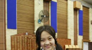 15歲林妙可穿校服現(xiàn)水桶腰 網(wǎng)友喊話：該減肥了