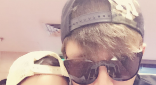 贾乃亮与甜馨戴炫酷墨镜玩自拍：和女神去旅行