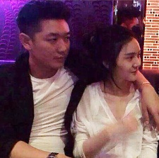 《天天向上》主持人田源被曝出軌 與妙齡女激吻