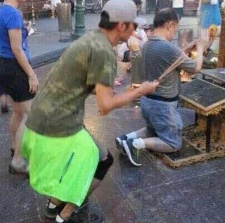 謝霆鋒赴泰國曼谷拜四面佛被拍 上香跪拜顯虔誠