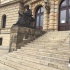 徐静蕾重回布拉格旅行 与女性友人街头“热吻”