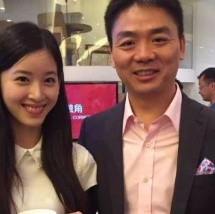 奶茶妹妹与刘强东奶茶店剪彩 手戴戒指或已秘婚