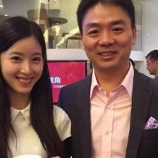 奶茶妹妹與劉強(qiáng)東奶茶店剪彩 手戴戒指或已秘婚