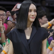 尚雯婕出席大學(xué)生電影節(jié) 穿深色連衣裙精致干練