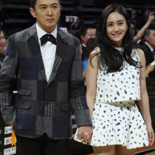 劉蕓不懼寒冷秀出性感美腿 手牽帥氣男伴顯甜蜜