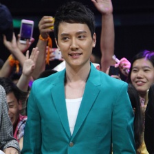 馮紹峰領(lǐng)銜《狼圖騰》劇組亮相 綠衣風(fēng)騷帥氣