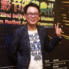 導演高亞麟亮相大影節(jié)后臺 休閑裝上身親切憨厚