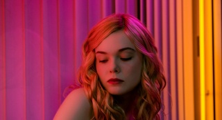 雷弗恩新片《霓虹惡魔》曝光劇照 風(fēng)格怪異曖昧