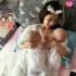 甘薇微博大方晒哺乳照 双胞胎女儿光头造型亮相