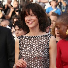 評委會成員蘇菲·瑪索亮相 斑點鏤空長裙優(yōu)雅動人