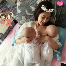 甘薇微博大方曬哺乳照 雙胞胎女兒光頭造型亮相