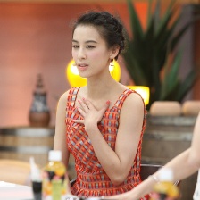 黃圣依守孝后首次登上節(jié)目 身材消瘦體重暴跌