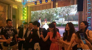 秦昊攜伊能靜回沈陽(yáng)辦婚禮 向親朋好友挨桌敬酒