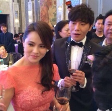 秦昊攜伊能靜回沈陽辦婚禮 向親朋好友挨桌敬酒