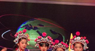 陆毅狂晒爱女京剧扮相 贝儿着粉色戏服惊艳登台