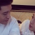 曝黄晓明和Angelababy结婚照花絮 两人互碰脚丫