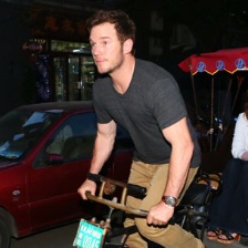 《侏罗纪世界》主创游北京胡同 星爵耍宝变车夫