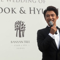 安在旭迎娶小9岁娇妻 发布会难掩笑颜望尽快造人