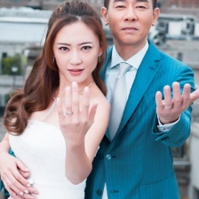陳小春應(yīng)采兒夫婦拍寫真大片 爆笑搞怪相得益彰