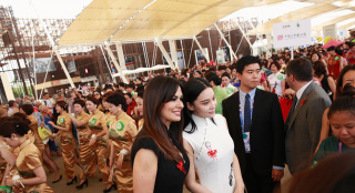 張馨予穿純白旗袍現身米蘭 展靈秀雅致東方韻味