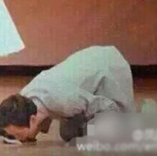 何炅回北外啟動獎學金計劃 跪吻母校感動淚奔