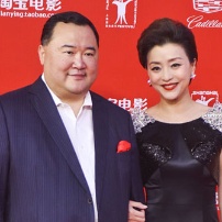 杨澜着深色礼服亮相红毯 与丈夫吴征挽手秀恩爱