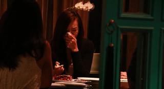 周韦彤深夜与友人聚餐 情绪崩溃一度失声痛哭