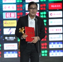 《十二公民》斩获最佳编剧奖 张嘉佳登台颁奖
