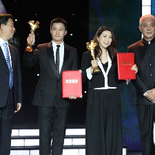 《戰(zhàn)狼》《一路驚喜》同獲組委會推薦獎 兩導演領獎
