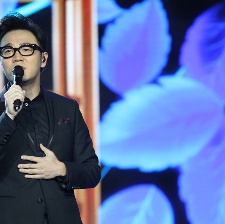 王铮亮深情献唱《十二公民》主题曲 直戳观众泪点