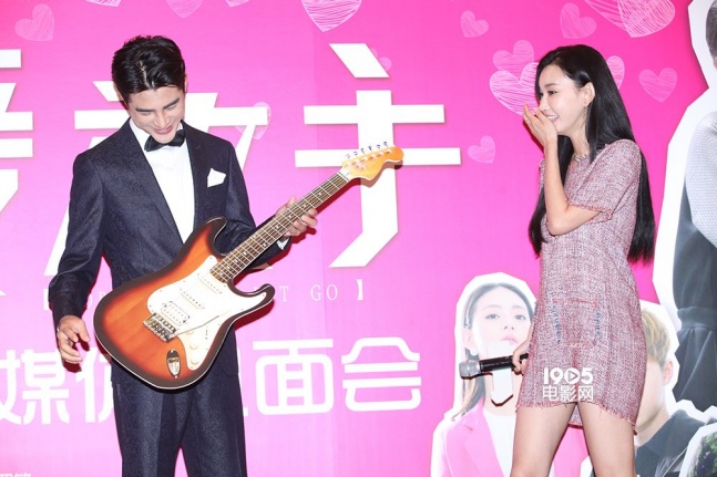6月21日,浪漫爱情电影《为爱放手》在上海举行发布会,主演姜潮和童菲
