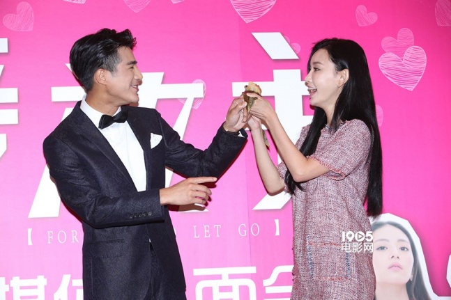 6月21日,浪漫爱情电影《为爱放手》在上海举行发布会,主演姜潮和童菲
