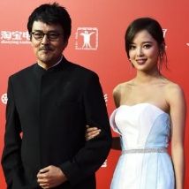 《不可思异》辛芷蕾包臀纱裙性感 导演孙周相伴