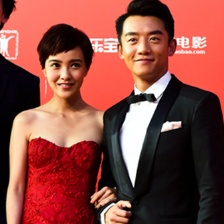 郭采洁穿红裙秀美艳玉背 郑恺穿黑色西装帅气