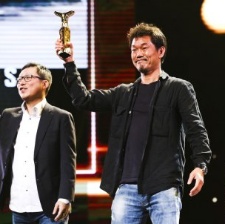 韩国《无懒汉》获艺术贡献奖 陈柏霖兴奋颁奖