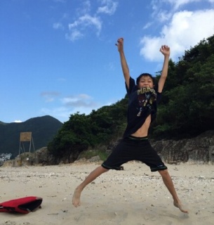 张智霖陪8岁儿子玩水累翻 湿身晒自拍(图)