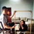 李亞鵬父女回祖籍蓋新房 李嫣蹲木框后似一幅畫(huà)