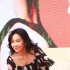 刘嘉玲捞金穿优雅连衣裙随风飘 调整坐姿防走光