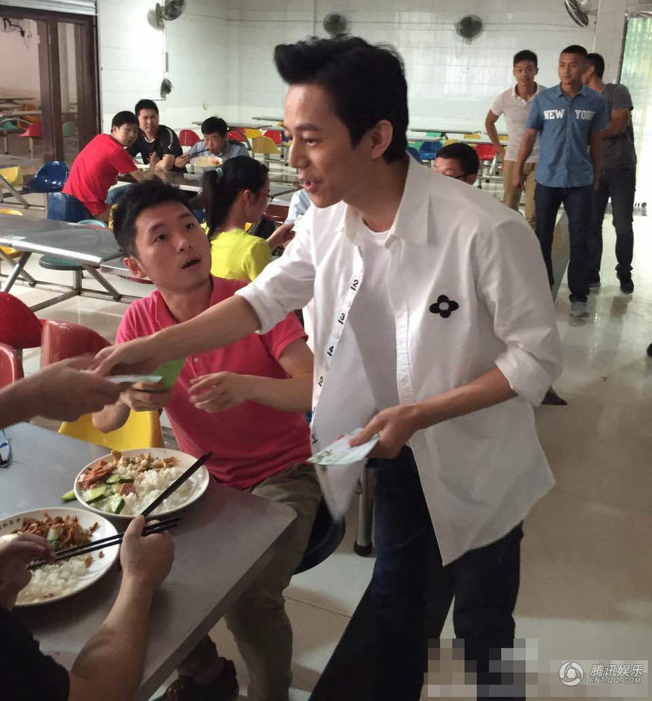 图库 图片新闻 华语制造 > 何炅为宣传电影拼了 进大学食堂亲自为学生