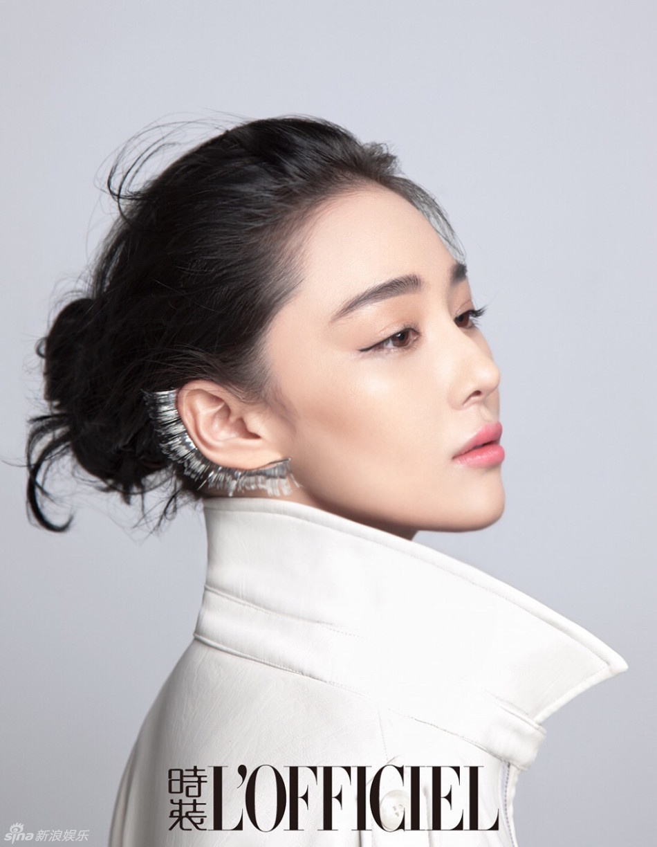 薄纱罩乳彰显野性十足 日前,张馨予为杂志拍摄的时尚封面大片