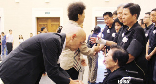 謝鐵驪追悼會葛優(yōu)到場吊唁 馮小剛賈樟柯送花圈