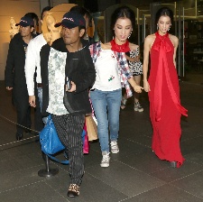 黃圣依露面被簇?fù)?有名分后獲楊子低調(diào)緊跟護(hù)花