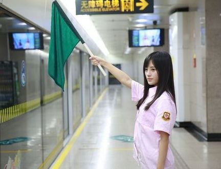 近日,有着"中国4000年第一美女"之称的snh48成员鞠婧祎现身上海地铁